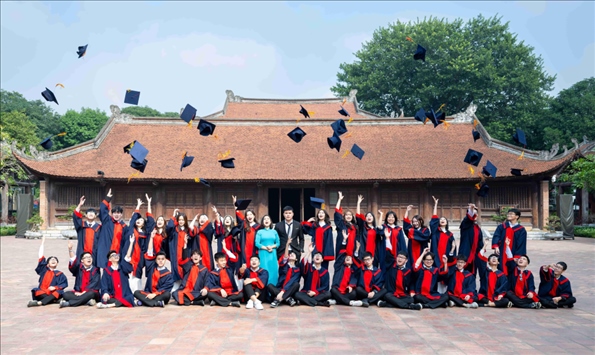 12月9日，越南首都河內(nèi)一所高中的學(xué)生在文廟內(nèi)合影留念。