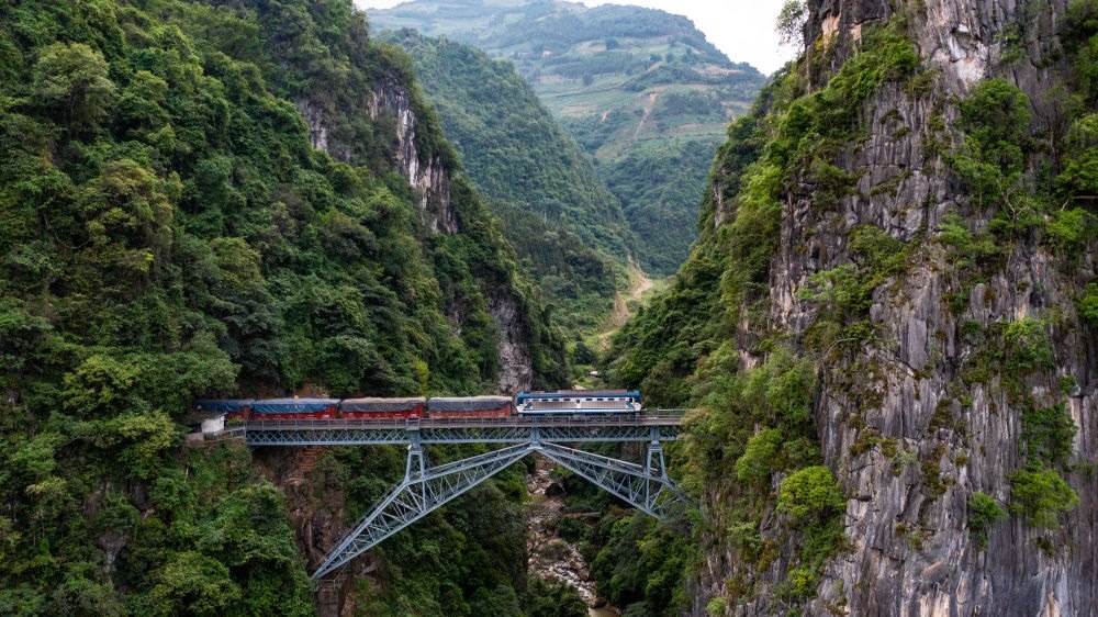 2023年6月20日，一列火車駛過人字橋。