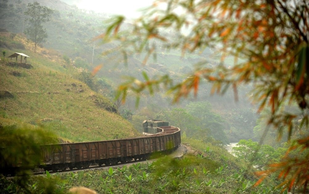 這是行駛在滇越鐵路云南省屏邊縣境內的貨運列車（2012年3月9日攝）。