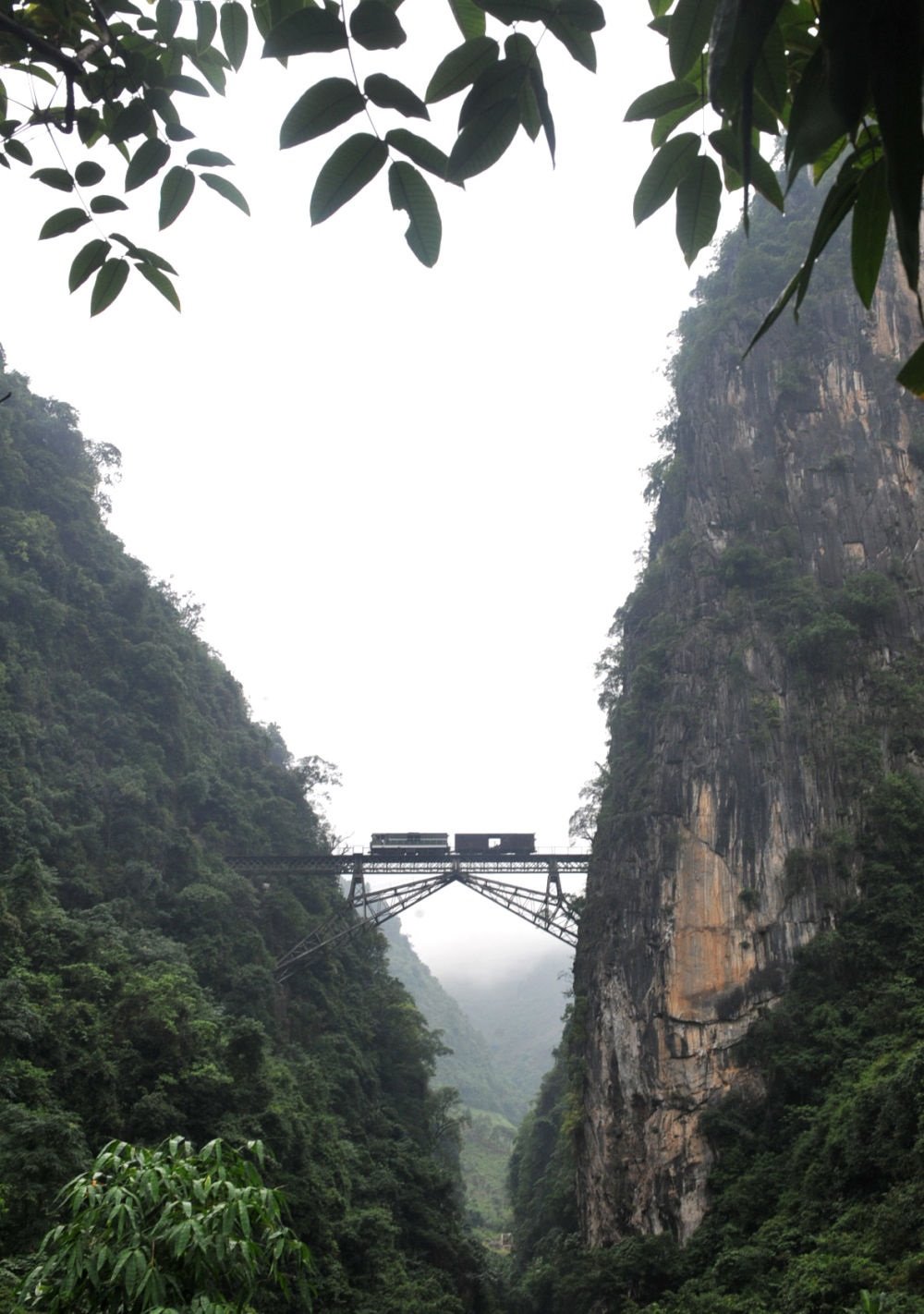 2009年6月1日，一列小火車從人字橋上通過。