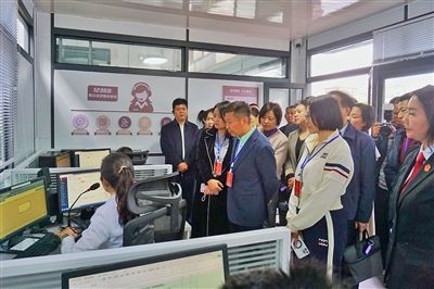  在昆明中院訴前調(diào)解工作室內(nèi)，代表們觀摩法官線上調(diào)解。