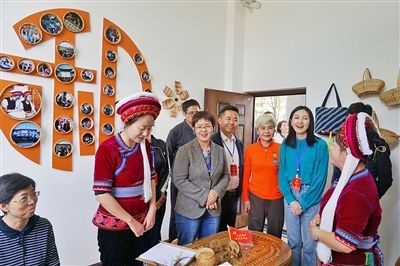  在大理法院喜洲法庭，代表們與“金花調(diào)解員”共同探討民族特色調(diào)解工作方法。