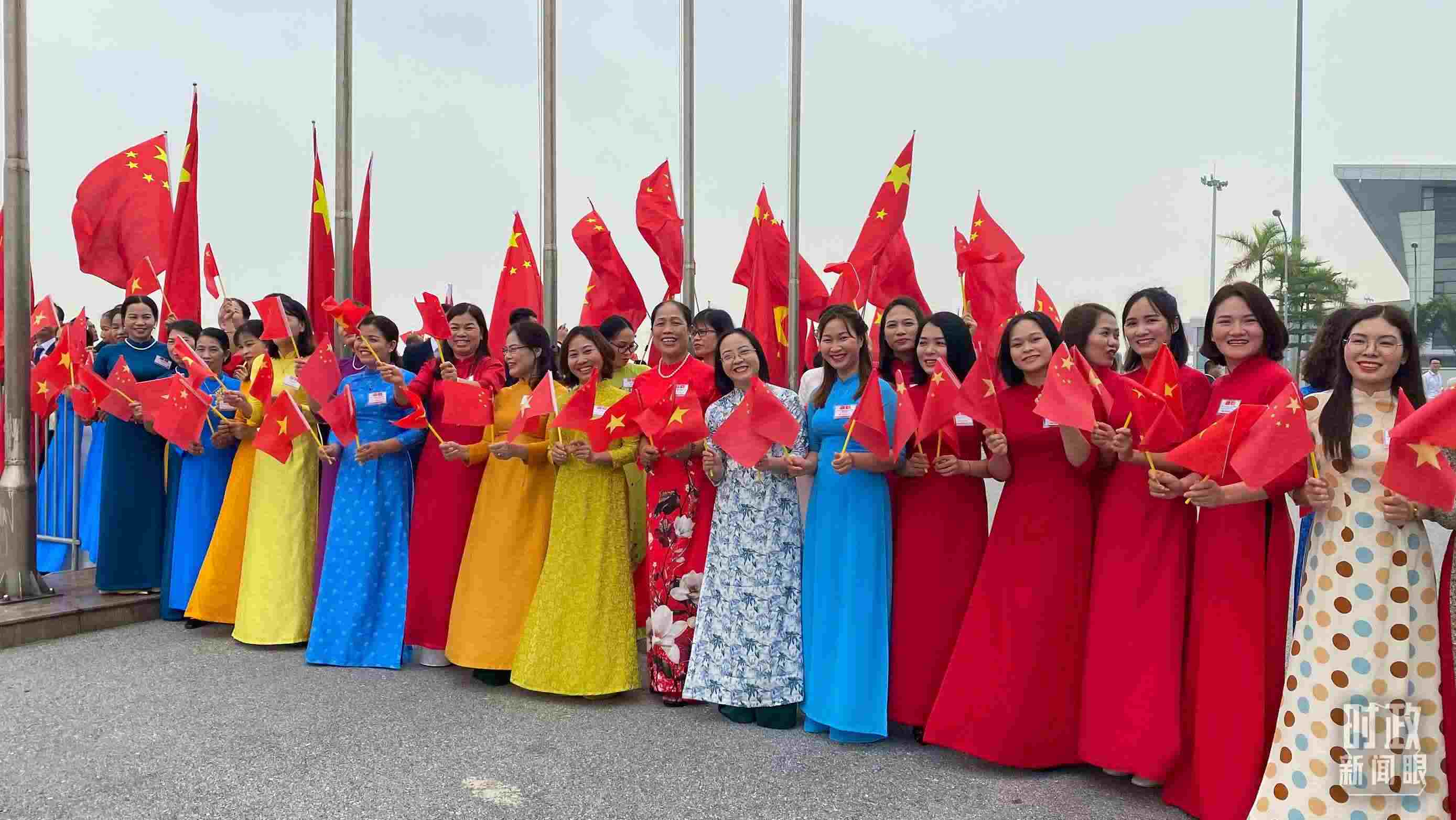 △專機(jī)抵達(dá)前，400多名中越各界代表手持兩黨兩國旗幟翹首以盼。（總臺央視記者李增仁拍攝）