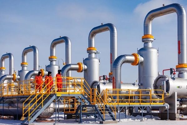 中俄東線天然氣管道黑河首站工作人員正在巡檢。受訪者供圖