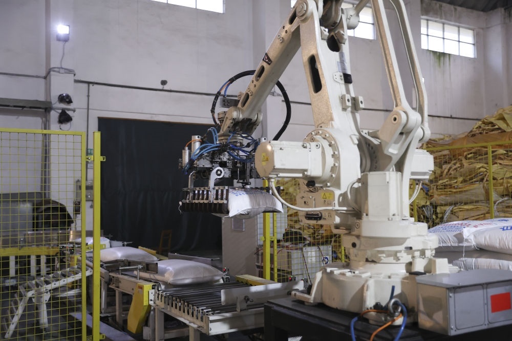 12月14日，在廣西來賓東糖鳳凰有限公司，機械臂在廠房碼放白砂糖成品。