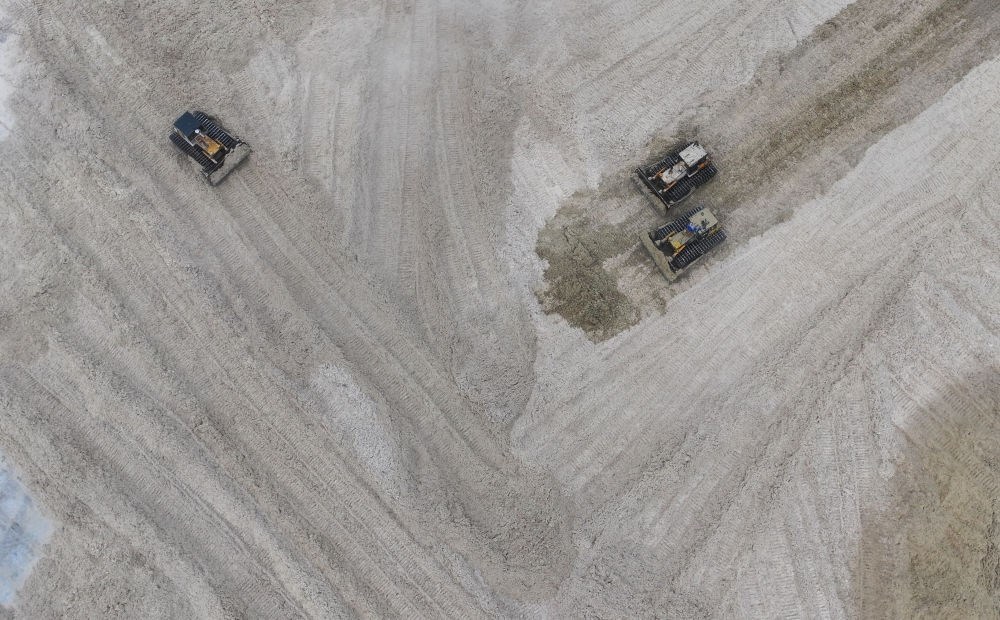 12月12日，在廣西湘桂華糖制糖集團來賓紙業(yè)有限責任公司，工作人員在整理蔗渣（無人機照片）。