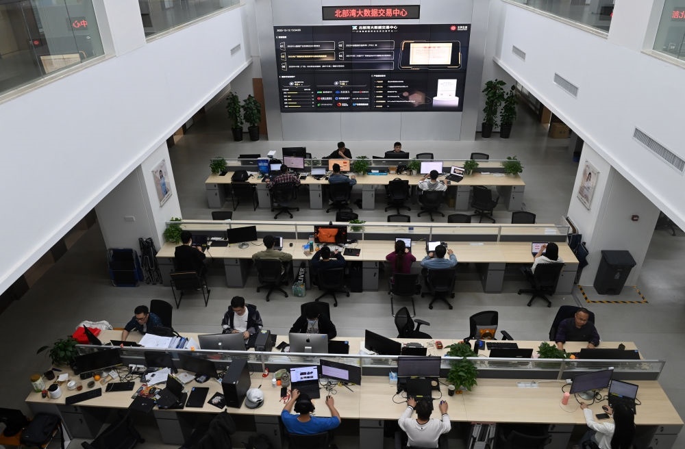 中國(guó)—東盟信息港員工在工作中。