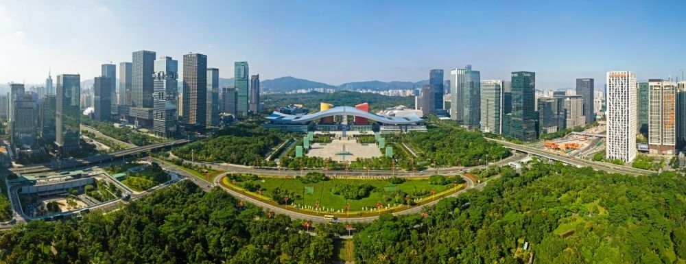 這是在廣東省深圳市拍攝的深圳市民中心和蓮花山公園一線（2020年10月2日攝，無人機照片）。新華社記者 梁旭 攝