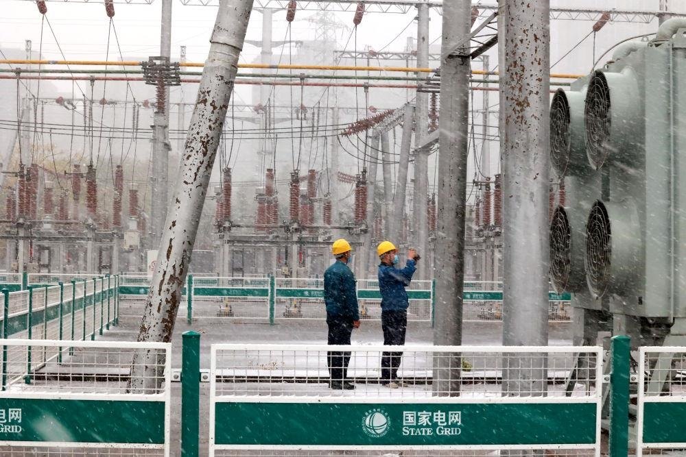 △國網(wǎng)壽光市供電公司變電運維人員在檢查變電站積雪情況。