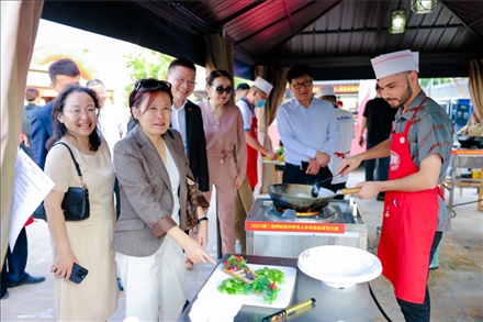 嘉賓現(xiàn)場(chǎng)觀摩。阿聯(lián)酋上?？偵虝?huì)暨同鄉(xiāng)會(huì)供圖