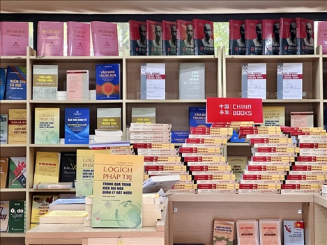 中國(guó)主題圖書(shū)亮相越南河內(nèi)書(shū)街。中國(guó)圖書(shū)進(jìn)出口（集團(tuán)）有限公司供圖