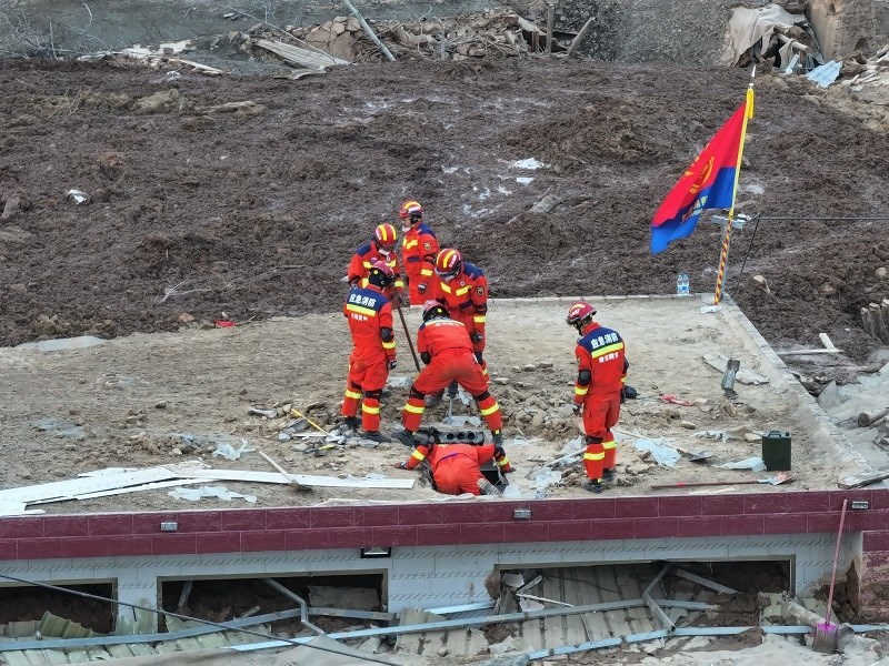 救援人員在現(xiàn)場(chǎng)。賀勇攝。