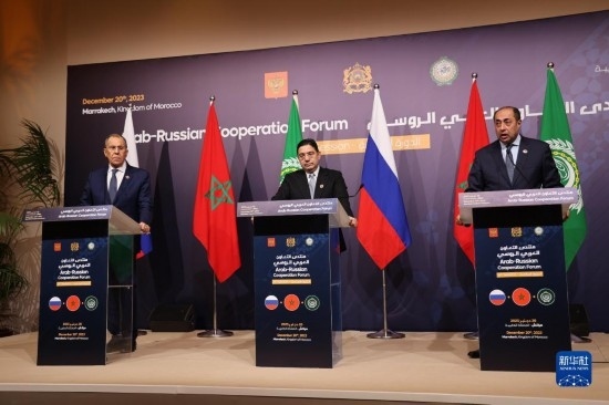 12月20日，在摩洛哥南部城市馬拉喀什舉行的第六屆阿拉伯-俄羅斯合作論壇主議程結(jié)束后，俄羅斯外交部長拉夫羅夫、摩洛哥外交大臣布里達(dá)、阿拉伯國家聯(lián)盟（阿盟）副秘書長胡薩姆·扎基（從左至右）出席記者會。新華社記者霍晶攝