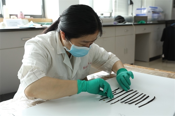 考古工作者正給竹簡排序。國家文物局供圖