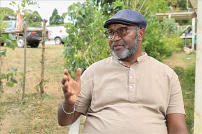 2023年12月18日，瓦努阿圖共和國(guó)總理夏洛特·薩爾維在瓦努阿圖公路項(xiàng)目二期馬勒庫(kù)拉段的移交儀式現(xiàn)場(chǎng)接受人民網(wǎng)采訪。人民網(wǎng) 賀吉攝