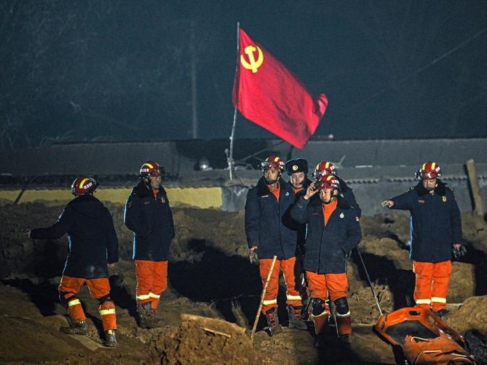 2023年12月21日，救援隊(duì)員在青海省海東市民和回族土族自治縣中川鄉(xiāng)金田村現(xiàn)場救援。新華社記者 張龍 攝