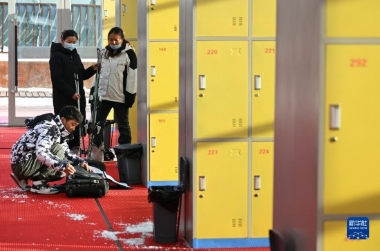 12月21日，游客在滑雪服務大廳整理滑雪裝備。