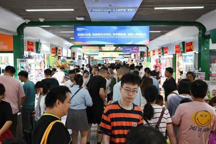 國(guó)慶長(zhǎng)假期間，“世界超市”摩肩接踵。共享聯(lián)盟·義烏 吳峰宇 攝
