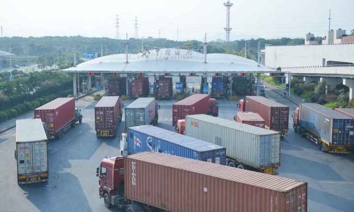 義烏海關(guān)排隊(duì)等待出關(guān)的車輛。共享聯(lián)盟·義烏 吳峰宇 攝