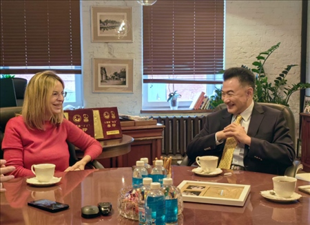 孫煒東公使與莫斯科動(dòng)物園領(lǐng)導(dǎo)座談(中國(guó)駐俄羅斯使館供圖)