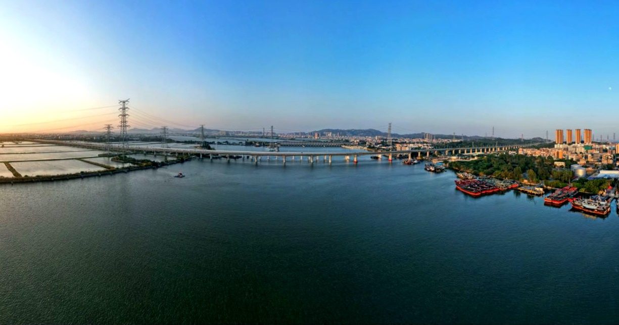 汕汕鐵路練特江大橋。國鐵集團供圖