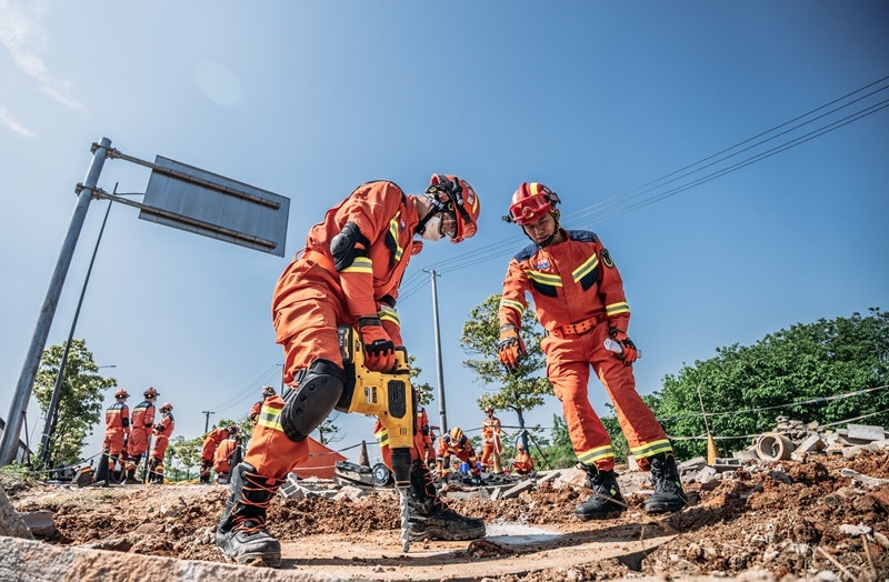 周彩琪和隊(duì)友在救援現(xiàn)場(chǎng)。受訪(fǎng)者供圖