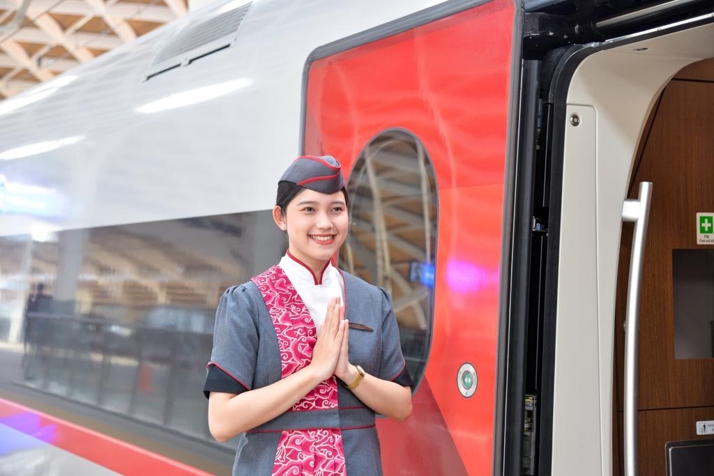 12月12日，乘務(wù)人員在印度尼西亞雅加達(dá)的哈利姆車(chē)站站臺(tái)歡迎乘坐雅萬(wàn)高鐵的乘客。新華社記者徐欽攝