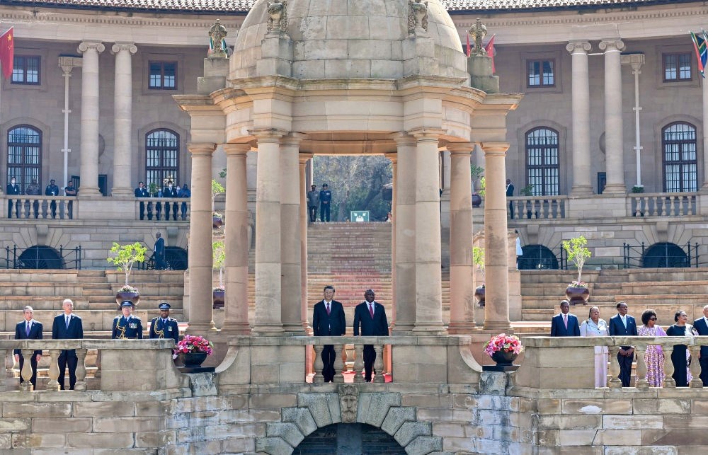 當(dāng)?shù)貢r(shí)間8月22日上午，正在南非進(jìn)行國事訪問的國家主席習(xí)近平在比勒陀利亞總統(tǒng)府同南非總統(tǒng)拉馬福薩會(huì)談。會(huì)談前，拉馬福薩在總統(tǒng)府廣場為習(xí)近平舉行歡迎儀式。新華社記者 殷博古 攝