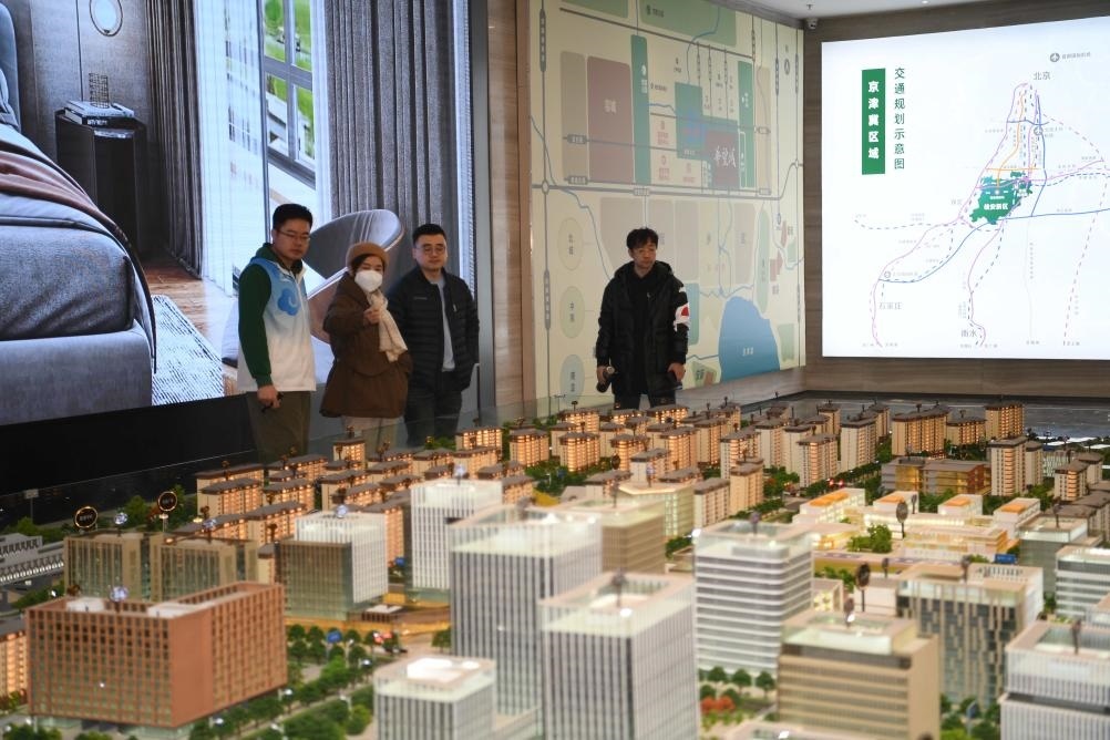 購房者在河北雄安新區(qū)某項目售樓部查看沙盤（2月25日攝）。新華社記者 朱旭東 攝