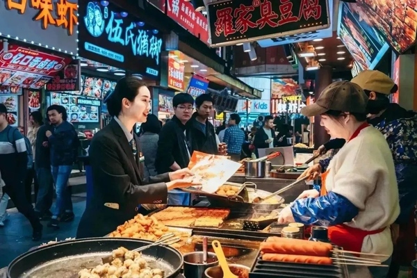 當(dāng)?shù)劂y行工作人員向個(gè)體經(jīng)營(yíng)者介紹金融服務(wù)。受訪者供圖