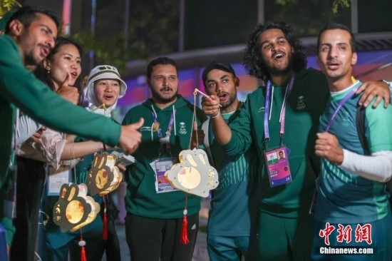 資料圖：9月29日，中國傳統(tǒng)節(jié)日中秋節(jié)，杭州亞運(yùn)會運(yùn)動員村舉辦中秋主題活動，中外運(yùn)動員們歡聚一堂。圖為沙特阿拉伯運(yùn)動員手持燈籠拍攝照片。<a target='_blank' href='/'><p align=