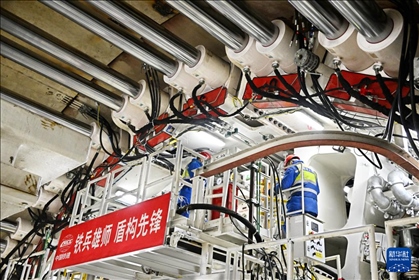 12月30日，中鐵十四局技術(shù)人員在盾構(gòu)掘進(jìn)開始前檢查“海天號”盾構(gòu)機(jī)。新華社記者 李紫恒 攝