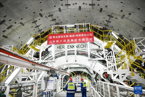 12月30日，中鐵十四局技術(shù)人員在盾構(gòu)掘進(jìn)開始前檢查“海天號”盾構(gòu)機(jī)。新華社記者 李紫恒 攝