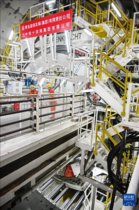 12月30日，建設(shè)者在青島膠州灣第二隧道工程南線主線隧道盾構(gòu)掘進(jìn)現(xiàn)場作業(yè)。新華社記者 李紫恒 攝