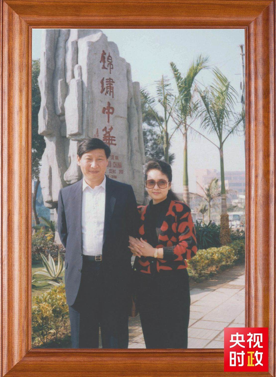 △這是習近平和夫人彭麗媛的合影。這張照片第一次出現(xiàn)在他的書架上。
