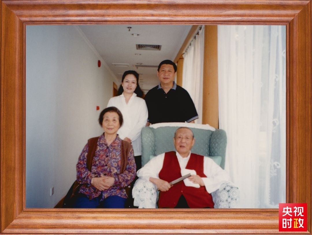 △這是習近平夫婦同父親習仲勛、母親齊心的合影。這張照片第一次出現(xiàn)在他的書架上。