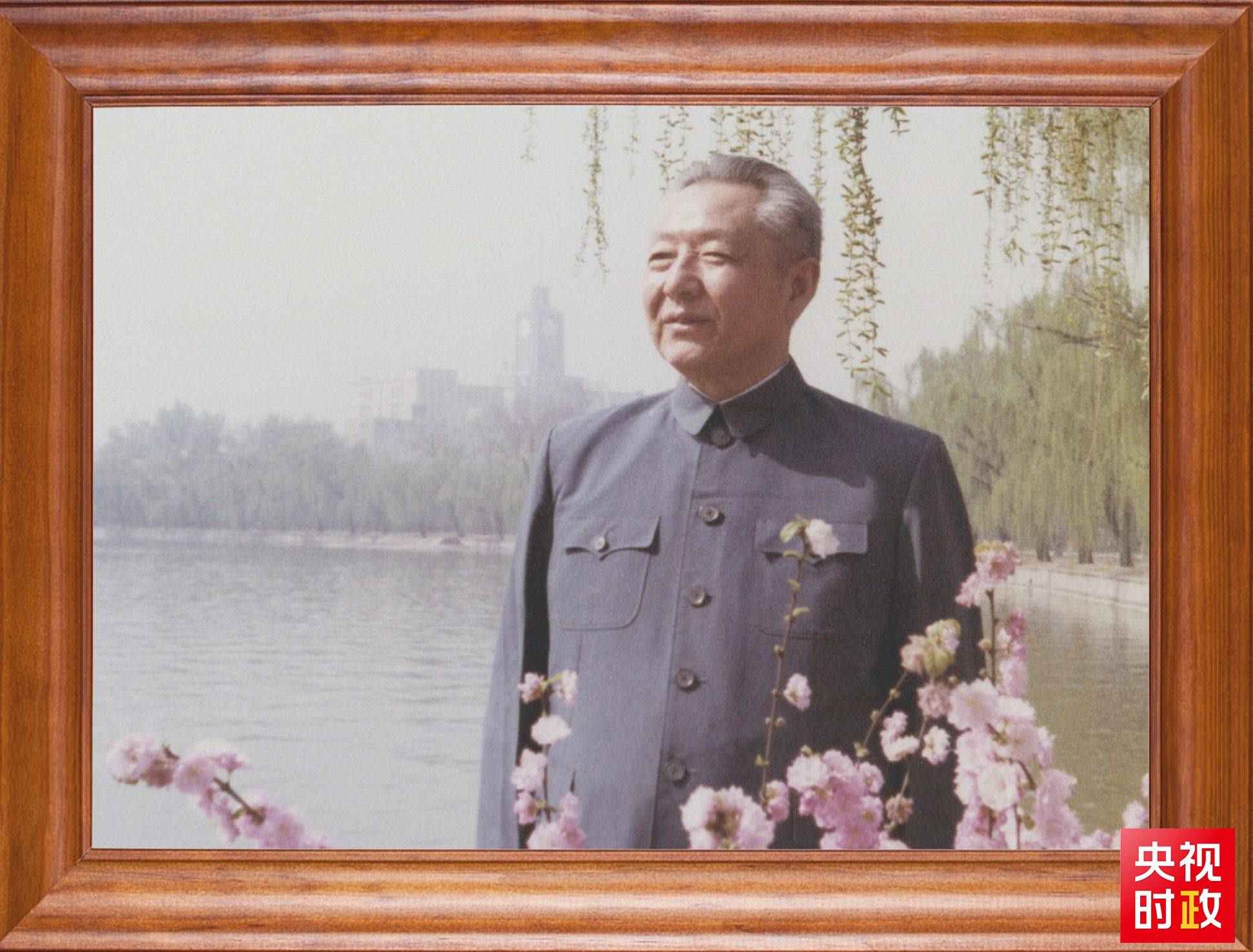 △這是習近平父親習仲勛同志的照片。2023年10月15日，是習仲勛同志誕辰110周年紀念日。這張照片第一次出現(xiàn)在他的書架上。