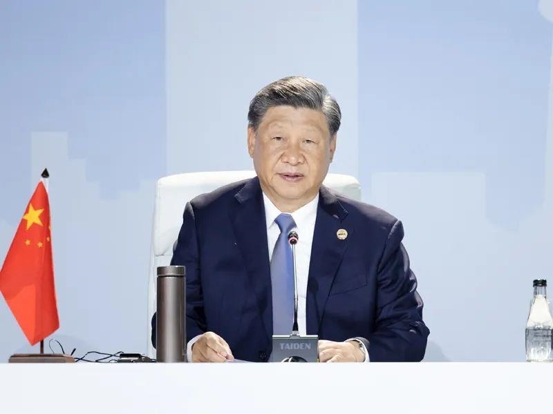 當(dāng)?shù)貢r間8月24日，習(xí)近平主席在南非約翰內(nèi)斯堡出席金磚國家領(lǐng)導(dǎo)人第十五次會晤特別記者會。