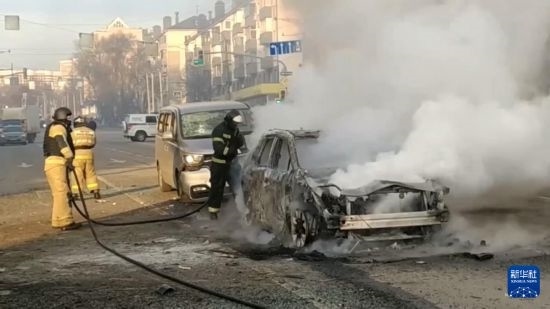 這張俄羅斯緊急情況部12月30日發(fā)布的視頻截圖顯示，在俄羅斯別爾哥羅德市，工作人員在現(xiàn)場救援。新華社發(fā)