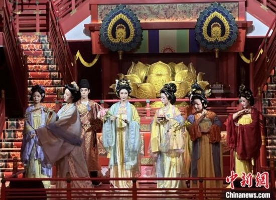 2023年12月31日晚間，在長安十二時辰主題街區(qū)進行的漢服表演。 中新社記者 張一辰 攝