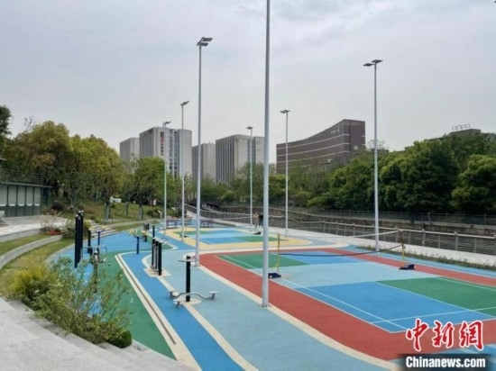 杭州余杭區(qū)一嵌入式體育場地。張煜歡 攝