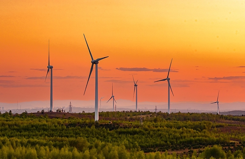 2023年5月23日清晨拍攝的內(nèi)蒙古興安盟烏蘭浩特市呼和馬場風(fēng)力光伏發(fā)電場內(nèi)的風(fēng)機(jī)。