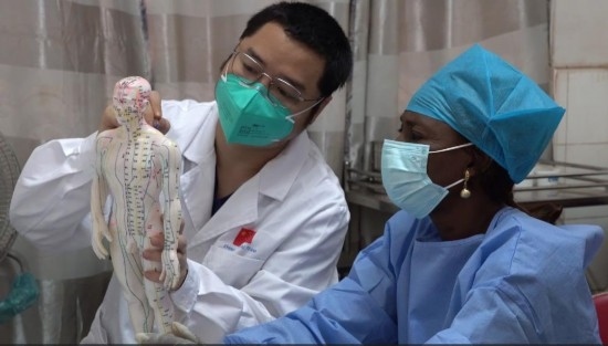 嘉興市中醫(yī)醫(yī)院郝亞波給當(dāng)?shù)刂种v解中醫(yī)經(jīng)絡(luò)。新華社發(fā)