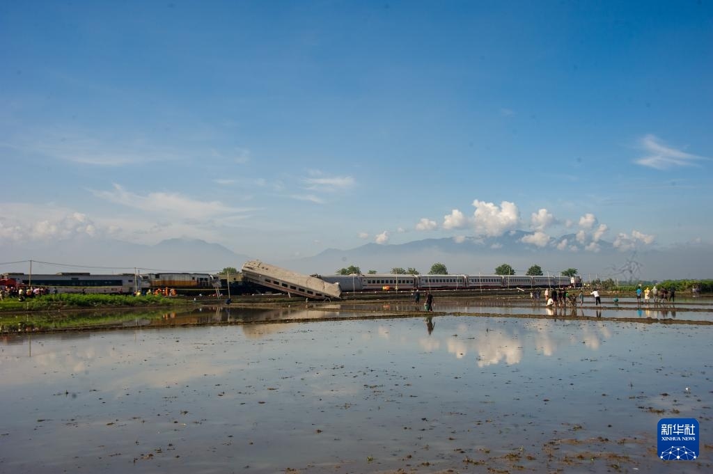 ?這是1月5日在印度尼西亞西爪哇省拍攝的列車相撞事故現(xiàn)場(chǎng)。新華社發(fā)（塞提安賈爾攝）