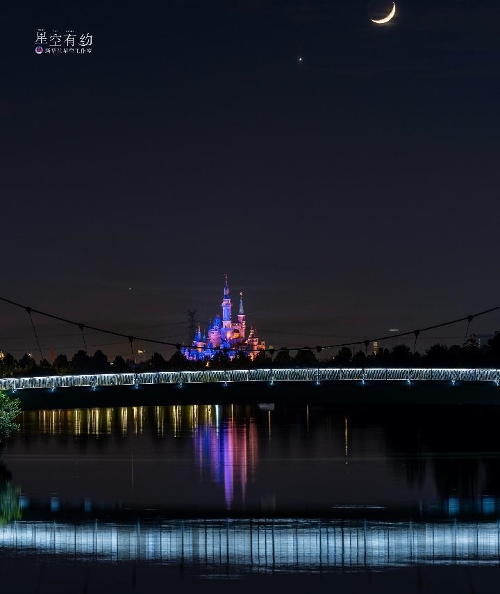 上海星空攝影愛(ài)好者陳悅?cè)A2023年5月23日在上海浦東拍攝的金星伴月。（本人供圖）