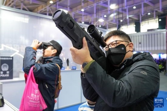 1月6日，觀眾在警營開放周活動現(xiàn)場體驗警用激光炫目槍。