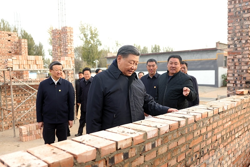 2023年11月10日，習(xí)近平總書記在河北保定涿州市刁窩鎮(zhèn)萬全莊村房屋重建施工現(xiàn)場(chǎng)考察。