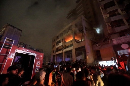 1月2日，人們聚集在黎巴嫩貝魯特南郊的以色列無人機(jī)襲擊現(xiàn)場(chǎng)。新華社發(fā)（比拉爾·賈維希攝）