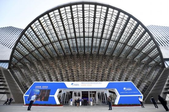 2023年10月30日，參會嘉賓步入長沙國際會議中心。當日，以“全球發(fā)展 共享安全”為主題的博鰲亞洲論壇全球經(jīng)濟發(fā)展與安全論壇第二屆大會在湖南長沙開幕。新華社記者 陳振海 攝