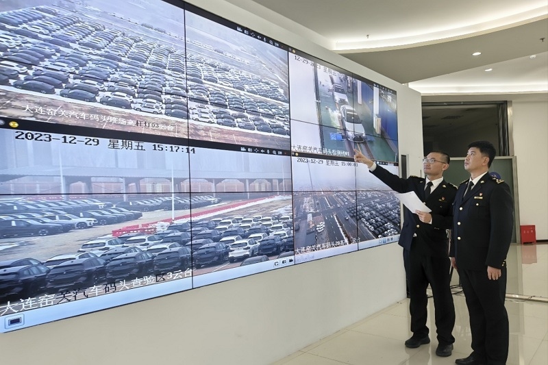 海關(guān)關(guān)員視頻巡查出口汽車(chē)場(chǎng)地。李進(jìn)攝